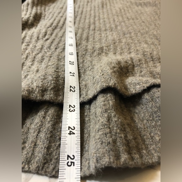 Abercrombie & Fitch Ribbed Sweater with Double Zipper Detail. Women’s Medium - Picture 5 of 7